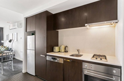 East Melbourne Apartment | 2 Bedroom Apt with Aircon, Parking, Pet Friendly