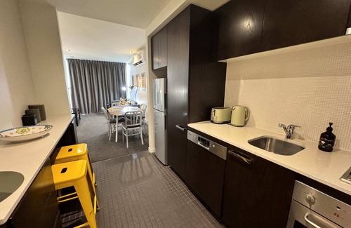 East Melbourne Apartment | 2 Bedroom Apt with Aircon, Parking, Pet Friendly