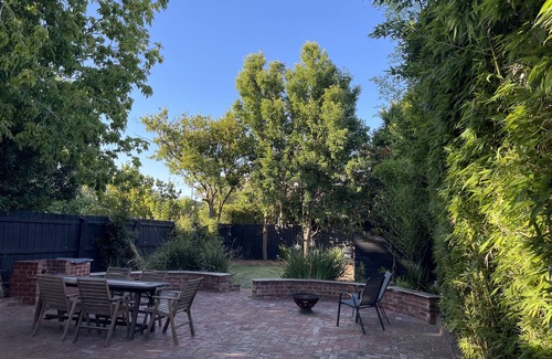 Caulfield South House | 2 bedroom Art Deco Light filled Home!