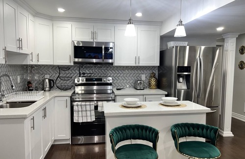 Brampton Apartment | 2 Bedroom Basement Apartment with Seperate Entrance. Free Wifi & Parking.
