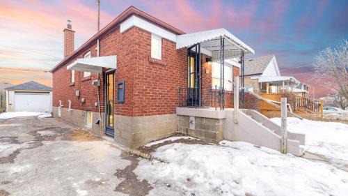 Topham Park Apartment | 2 bedroom + Bath in Eastyork