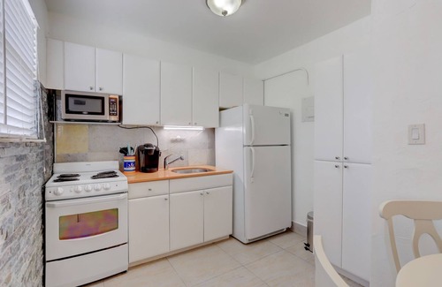 Ocean Ridge Apartment | 2 bedroom Beach House with a large pool 600 ft from the beach