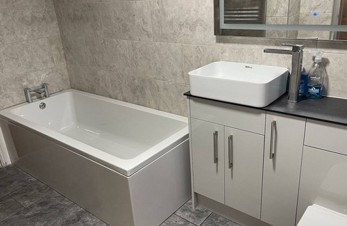 Boston House | 2 Bedroom Bungalow Pet Friendly with Hot Tub.