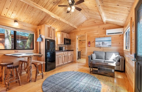 Thonotosassa Cabin | 2 Bedroom Cabin - Happy Travelers RV Resort