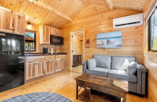 Thonotosassa Cabin | 2 Bedroom Cabin - Happy Travelers RV Resort