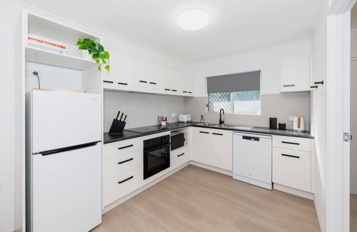 Pimlico Apartment | 2-Bedroom Comfort near Mater Hospital, Pimlico