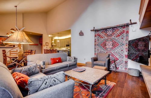 Mountain House Cabin | 2 Bedroom Condo with Gas Fireplace + Hot Tub!