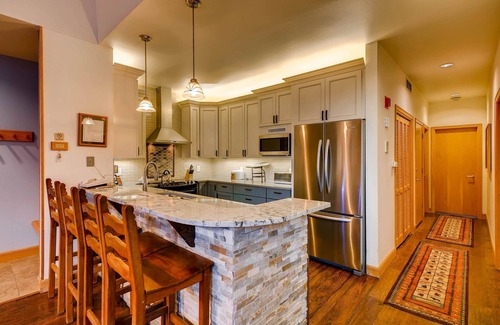 Mountain House Cabin | 2 Bedroom Condo with Gas Fireplace + Hot Tub!