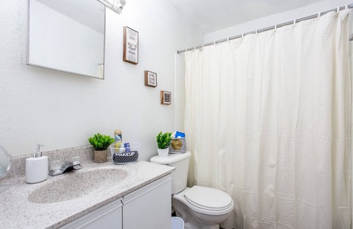 Leslie Estates Apartment | 💙✨2 Bedroom Corner Oasis Near Downtown!💙 With a working AC 🎉