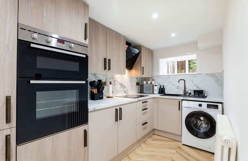 Newbattle House | 2 Bedroom Cottage-Hot Tub-Free Parking