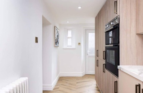 Newbattle House | 2 Bedroom Cottage-Hot Tub-Free Parking