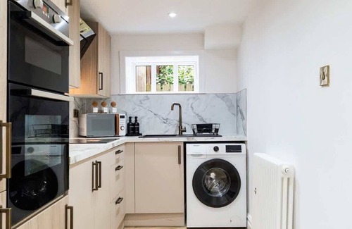 Newbattle House | 2 Bedroom Cottage-Hot Tub-Free Parking