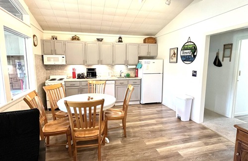 Markesan Cottage | 2 Bedroom Cottage On The Pond