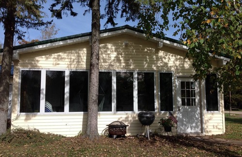 Markesan Cottage | 2 Bedroom Cottage On The Pond