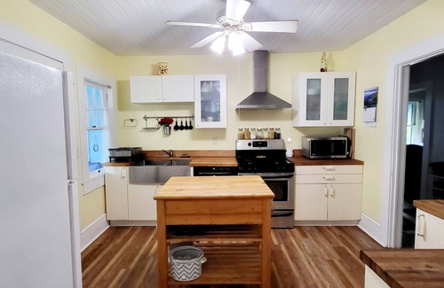 Farmington House | 2-bedroom cute farmhouse near Athens, GA