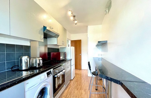 London Borough of Ealing Apartment | 2 bedroom entire flat, 15 min from tube station, family friendly