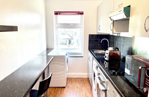 London Borough of Ealing Apartment | 2 bedroom entire flat, 15 min from tube station, family friendly