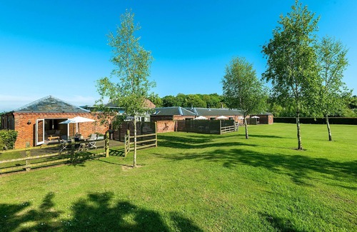 Fakenham Cottage | 2 bedroom family friendly barn conversion, luxury indoor heated pool, games room & tennis courts clo