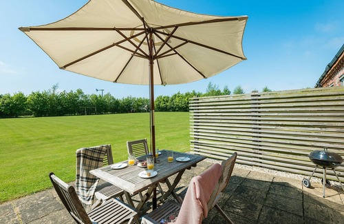 Sculthorpe Cottage | 2 bedroom family friendly barn conversion, luxury indoor heated pool, games room & tennis courts clo