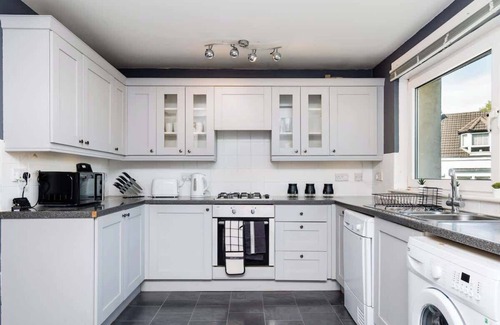 Clydebank Apartment | 2 Bedroom Flat - Free Parking