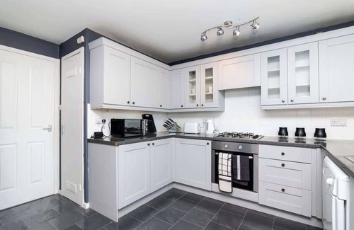 Clydebank Apartment | 2 Bedroom Flat - Free Parking