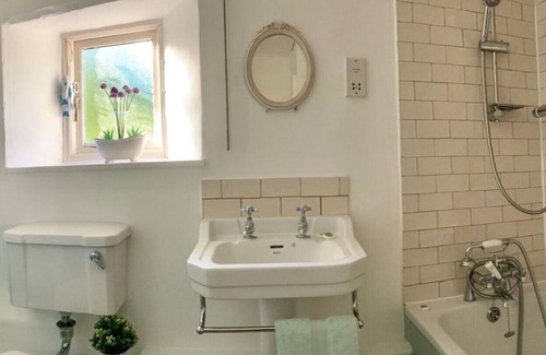 Grove Cottage | 2 Bedroom Cottage in Kingston