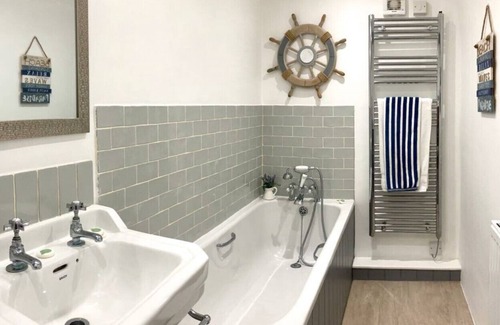 Grove Cottage | 2 Bedroom Cottage in Kingston
