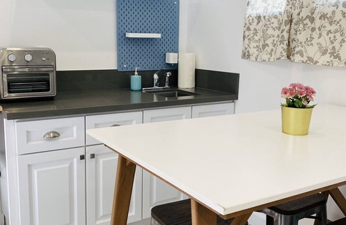 Granada Hills South Villa | 2 Bedroom Guest house Villa- Granada Hills Guest House