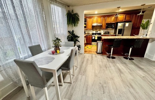 Rainier Valley House | 2 Bedroom Home w/Extra Sofa Bed 10 mins to Airport and 20 mins Downtown Seattle