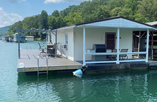Speedwell Boat Rental | 2-bedroom house boat in charming Speedwell with AC