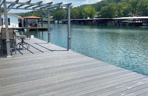 Speedwell Boat Rental | 2-bedroom house boat in charming Speedwell with AC