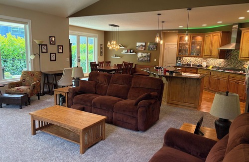 Salem House | 2-bedroom house in great neighborhood. 0.7 miles from Triathlon starting line