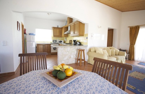 Figueira House | 2 bedroom house with garden and secluded BBQ area, free Internet, beaches