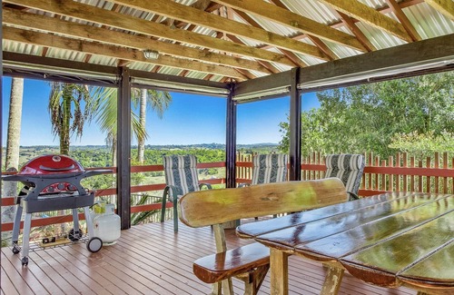 Clunes Villa | 2 bedroom House with outdoor dining table & BBQ. Dog & Family Friendly