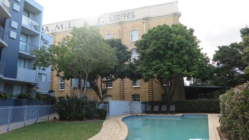 Teneriffe Apartment | 2-Bedroom Loft near CBD & River with Pool and Free Parking