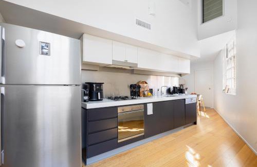 Teneriffe Apartment | 2-Bedroom Loft near CBD & River with Pool and Free Parking