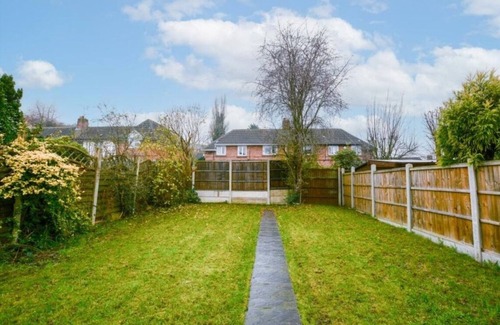 Ilkeston House | 2 bedroom minimalist home from home with parking