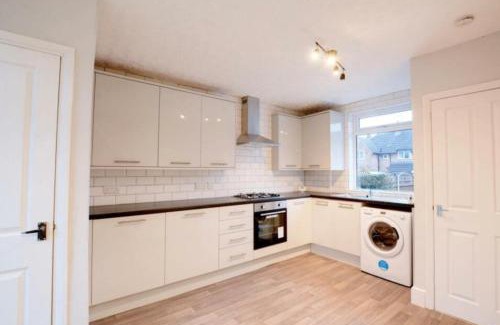 Ilkeston House | 2 bedroom minimalist home from home with parking