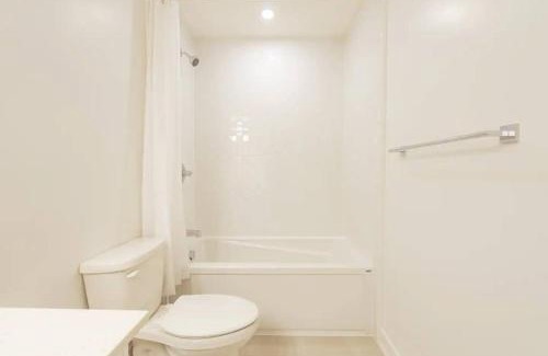 Leitrim House | 2 Bedroom Modern Home & Close to Airport Downtown