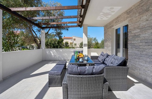 Susica House | 2 bedroom nice home in Betina