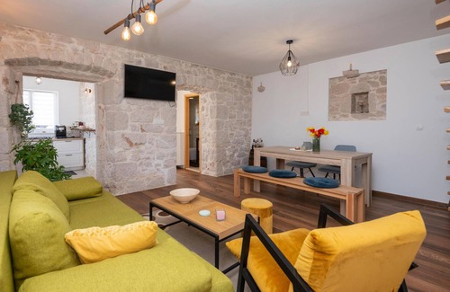 Runovici House | 2 bedroom nice home in Runovici