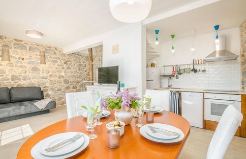 Brzac House | 2 bedroom pet friendly home in Brzac
