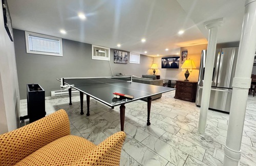 Forest Hill Apartment | 2-bedroom sleeps 6 with ping pong table, WiFi, AC & Laundry in Newark