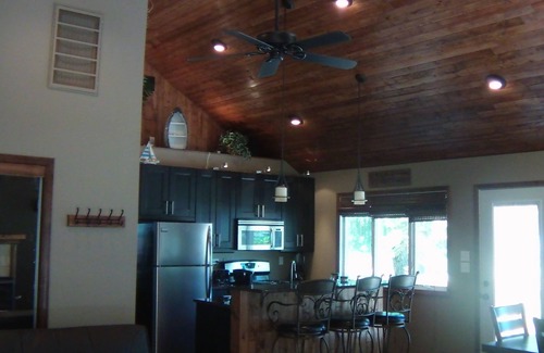 Delavan Lake House | 2 Bedroom Sleeps Up To 6 With Boat Slip MAX. 18' power trim only! Dogs Welcome!