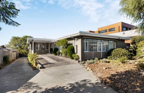 Highett Condo | 2-bedroom suite w/private kitchen & bathroom