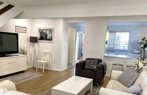 Capalaba House | 2 Bedroom Townhouse in Heart of Capalaba