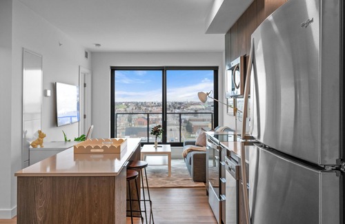 Crescent Heights Apartment | 2 Bedroom, Trendy Neighbourhood, Rooftop Patio, Underground Parking