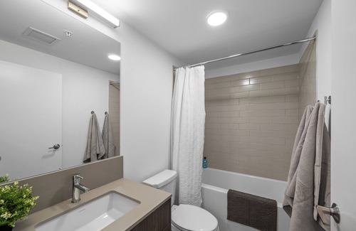 Crescent Heights Apartment | 2 Bedroom, Trendy Neighbourhood, Rooftop Patio, Underground Parking