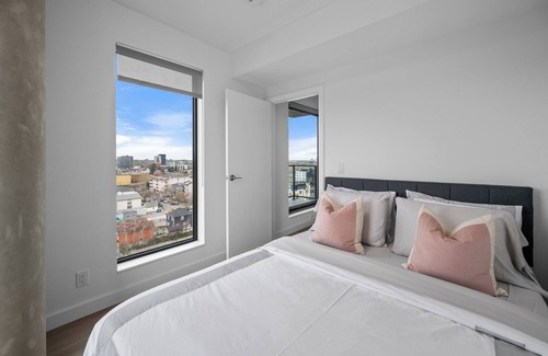 Crescent Heights Apartment | 2 Bedroom, Trendy Neighbourhood, Rooftop Patio, Underground Parking