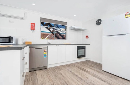Geraldton Apartment | 2 Bedroom Unit Central, 5 minutes walk to pristine beaches! Newly renovated